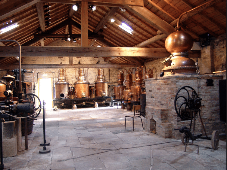 Distillerie de l'écomusée de la Cerise de Fourgeolles