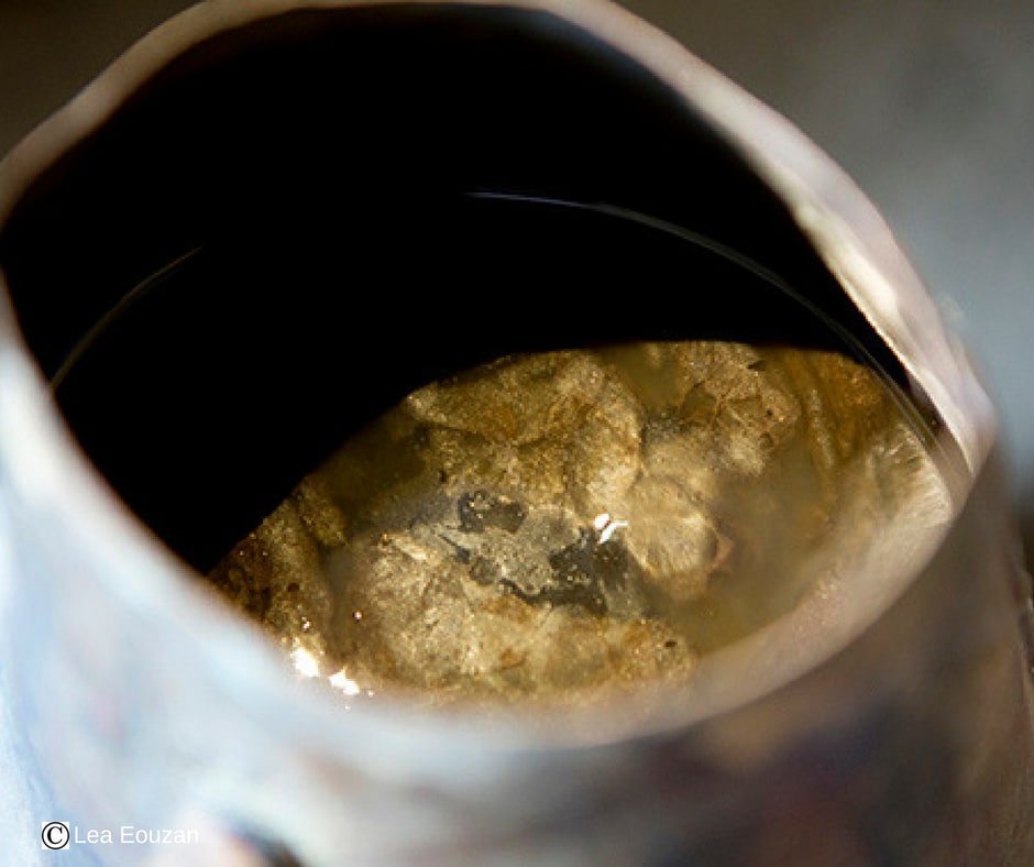 L'huile essentielle d'immortelle remonte à la surface de l'essencier pendant l'extraction.