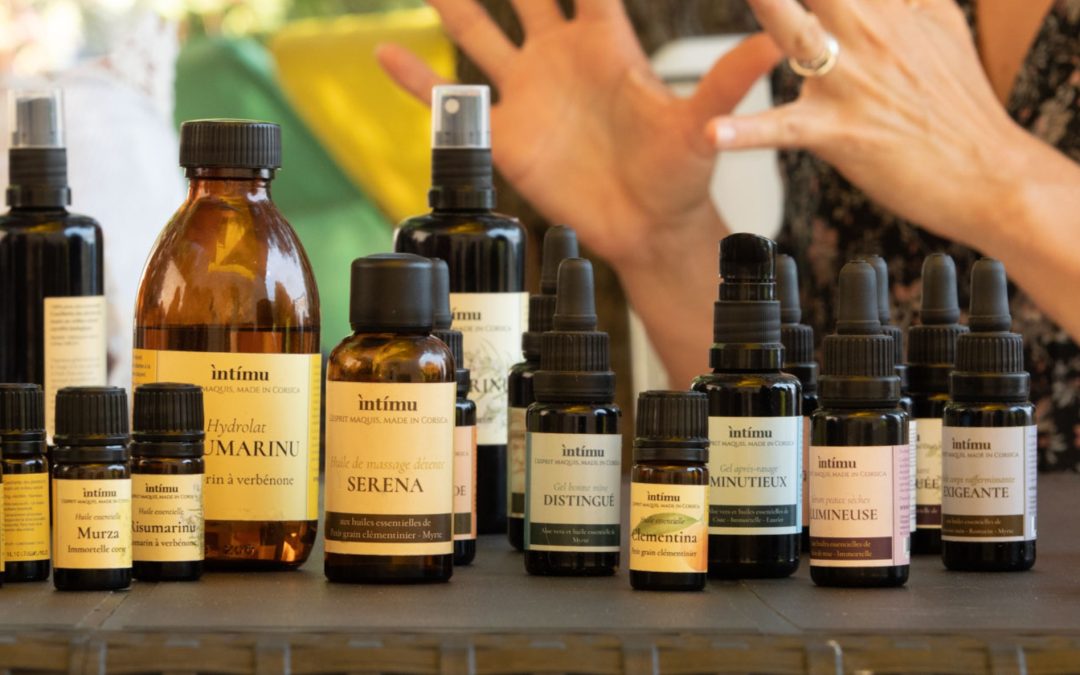 Comment les huiles essentielles produisent des cosmétiques plus efficaces.