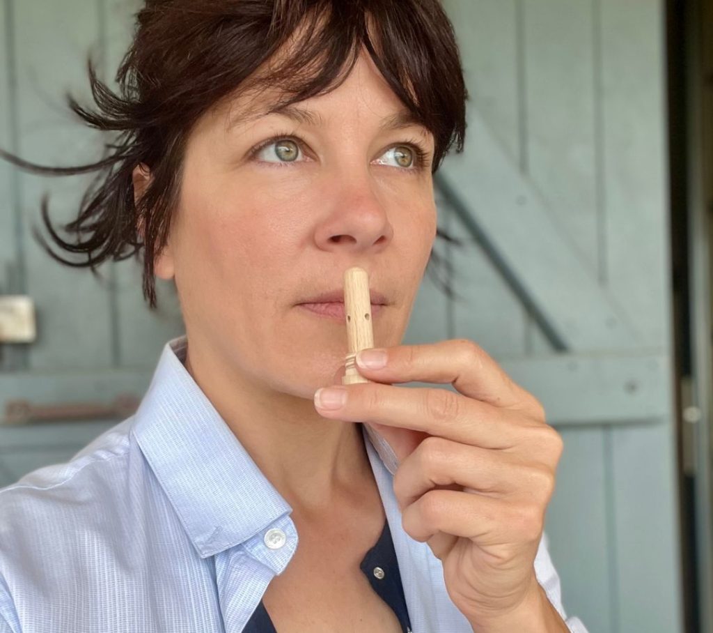 Les huiles essentielles agissent sur nos émotions grâce à l’olfaction consciente. Immortelle, myrte, laurier ou encore petit-grain