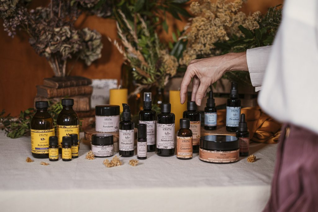 Soins naturels crées en Corse par Hélène et Laurent producteurs d'immortelle de Corse