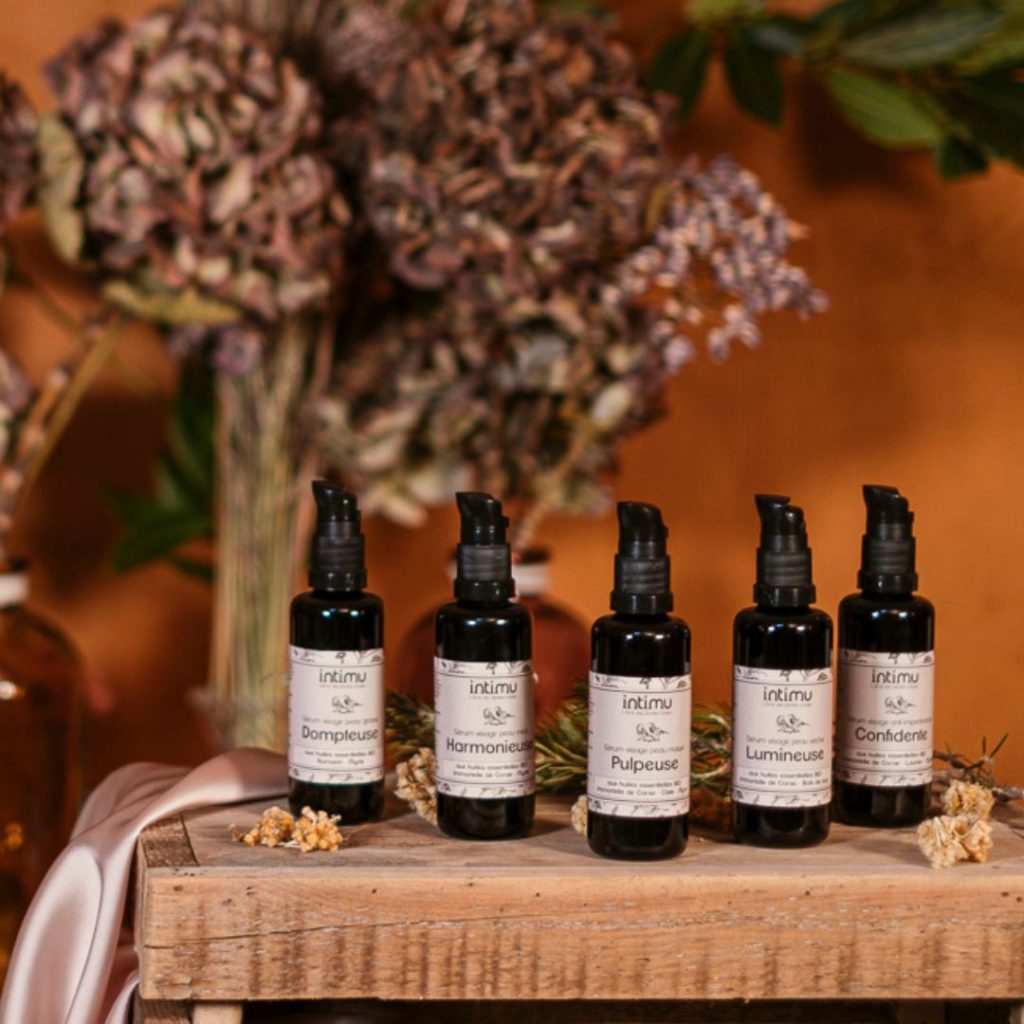 Texture légère d’un sérum visage naturel Intimu sur peau humidifiée