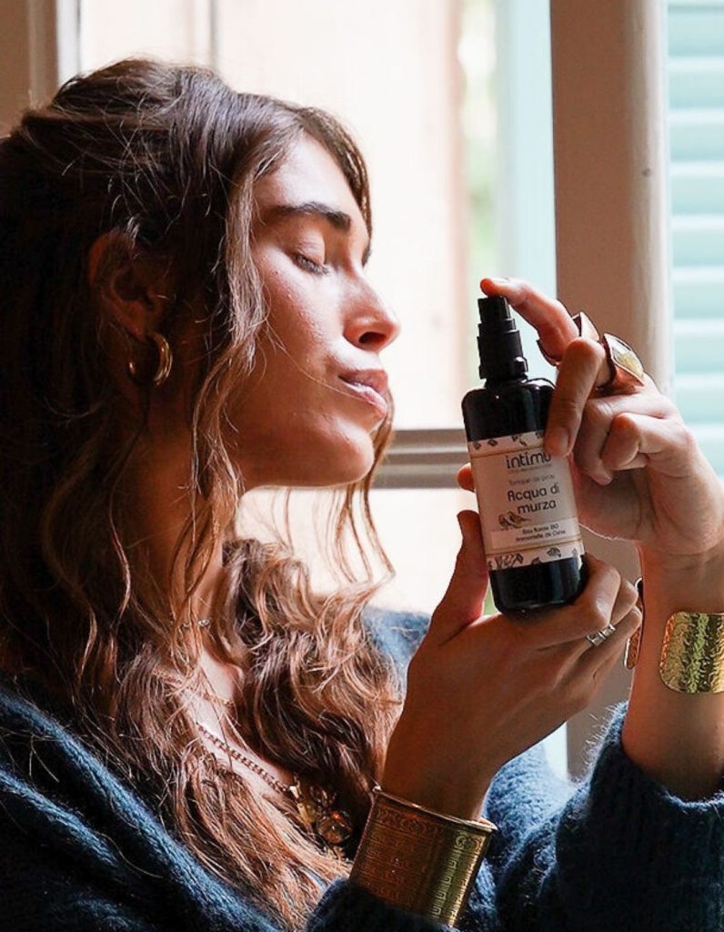 pulvérisation d'hydrolat d'immortelle BIO sur le visage