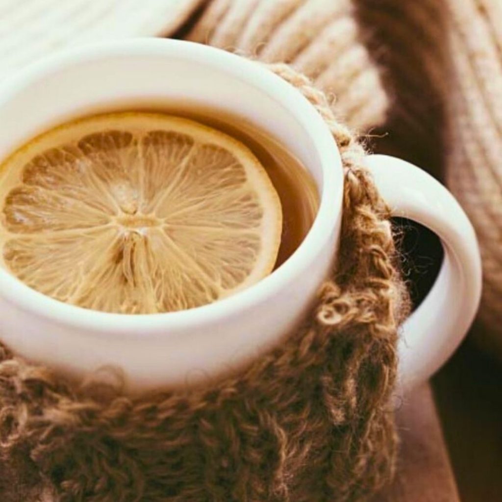 Tasse de boisson chaude d’hiver, illustration du faux bon conseil de faire une cure détox après les fêtes.