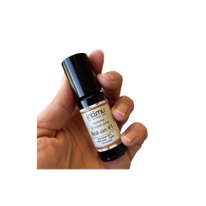 Roll-on aromatique Intimu aux huiles essentielles BIO tenu dans une main