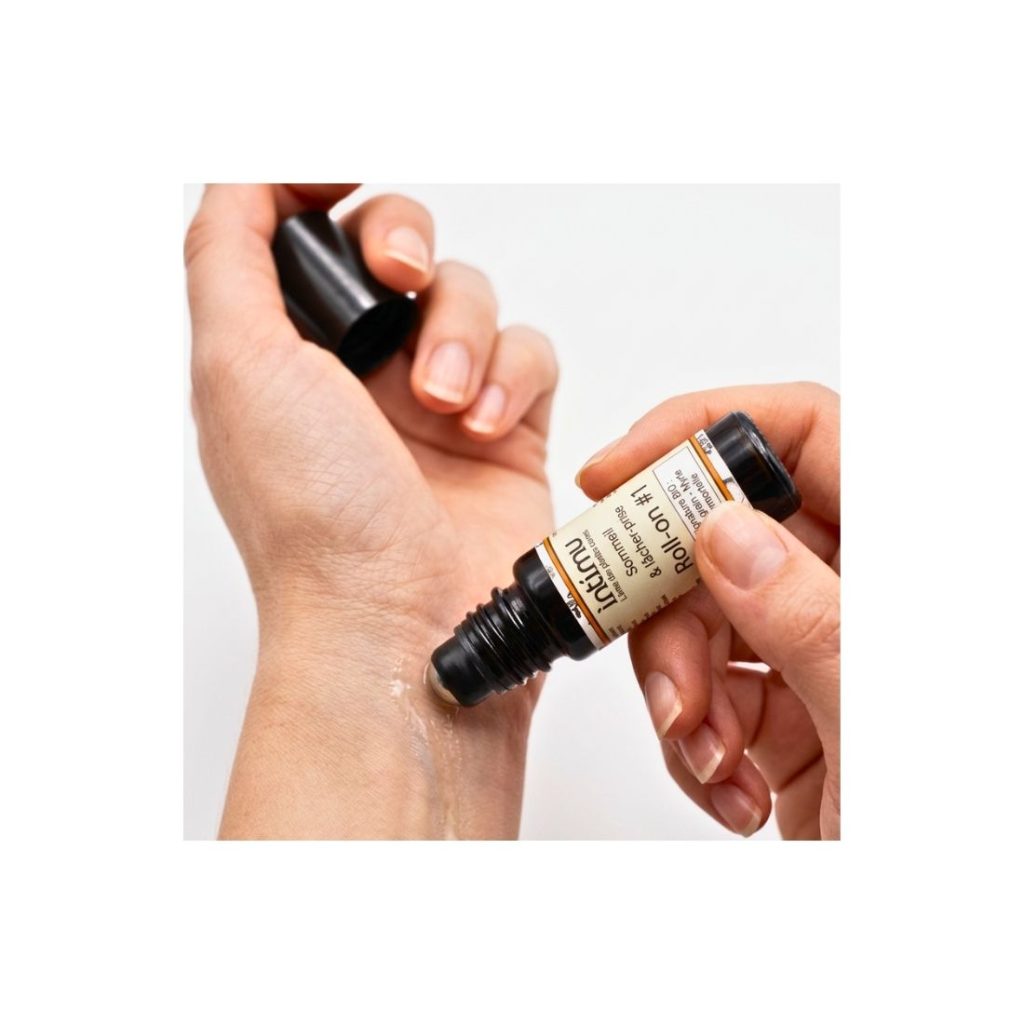 Application d’un roll-on aromatique aux huiles essentielles BIO sur le poignet