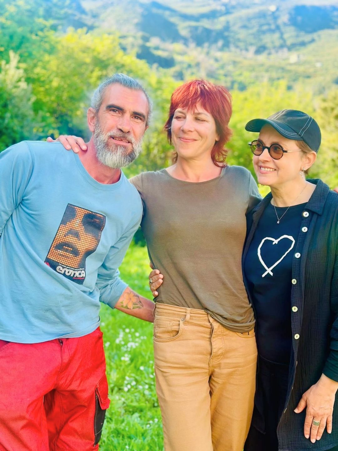 Sophie Jovillard avec Hélène et Laurent lors du tournage d’Échappées Belles dans le Cap Corse
