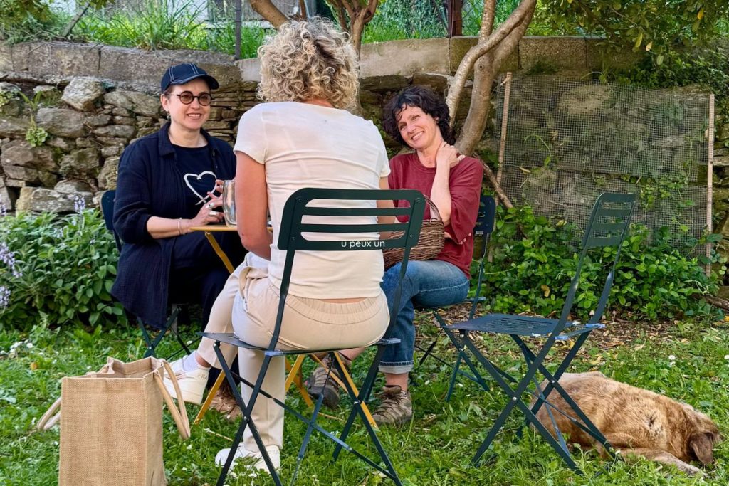Sophie Jovillard avec Émilie et Stéphanie pendant le tournage